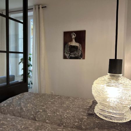 Bel Appartement Au Centre Du Vieux Жуаньї Екстер'єр фото