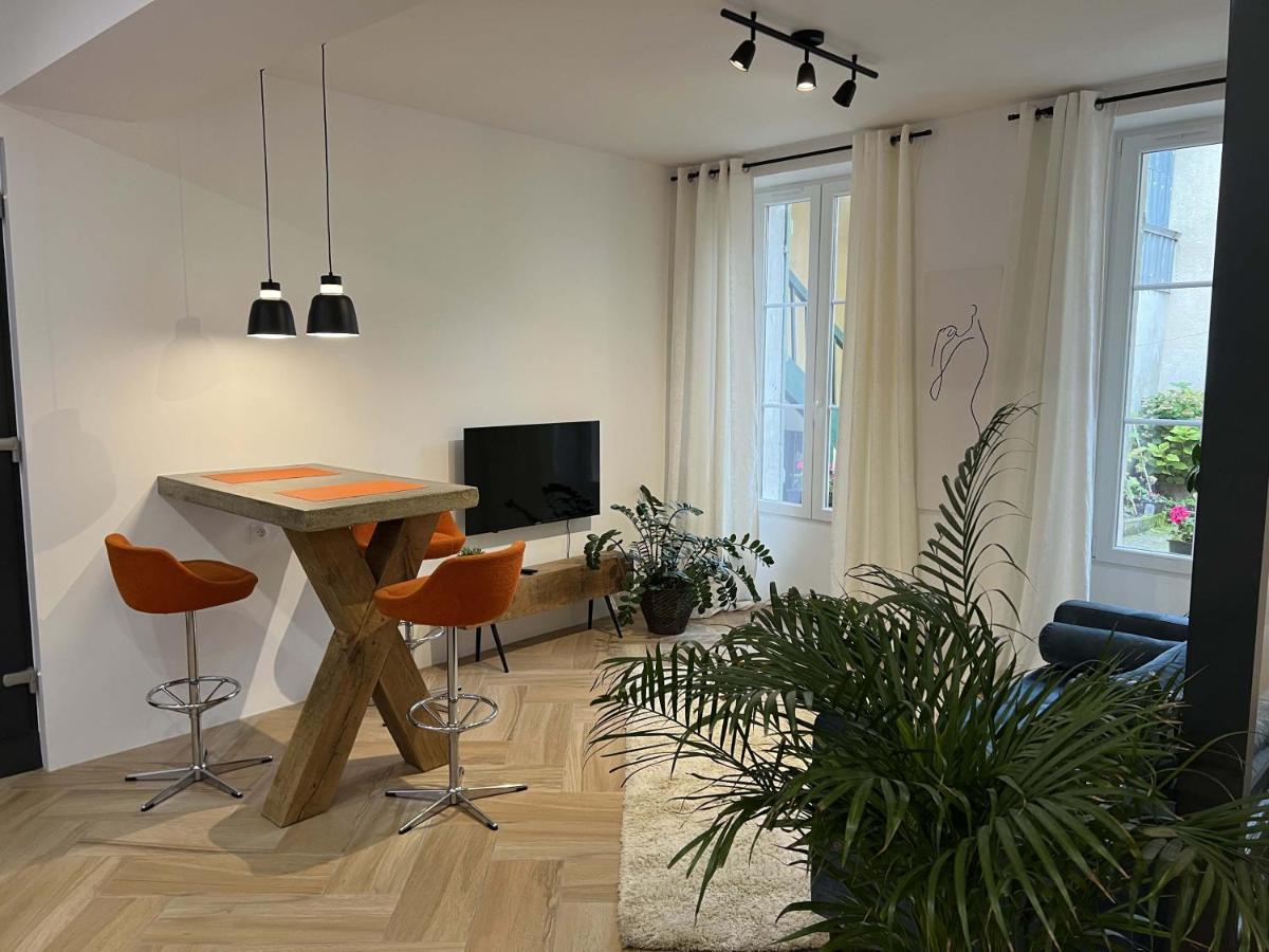 Bel Appartement Au Centre Du Vieux Жуаньї Екстер'єр фото