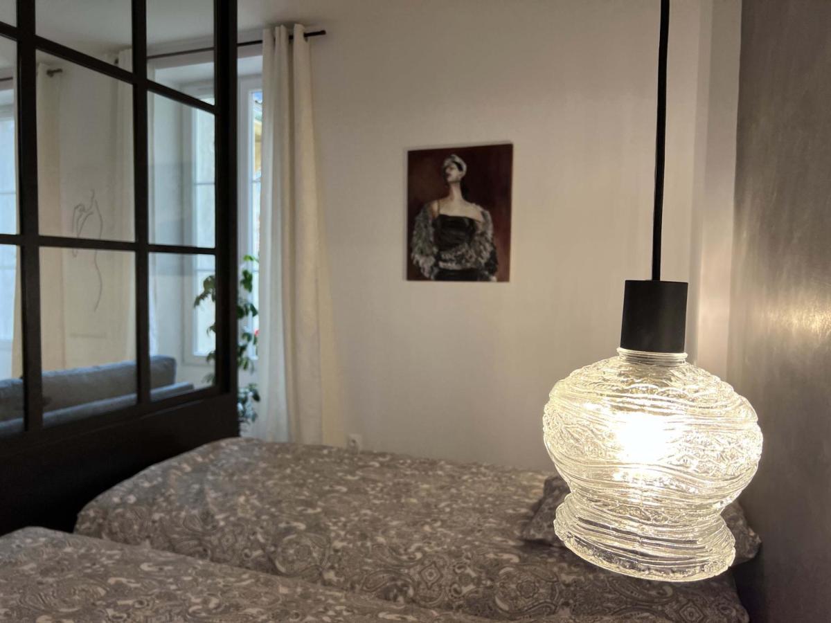 Bel Appartement Au Centre Du Vieux Жуаньї Екстер'єр фото