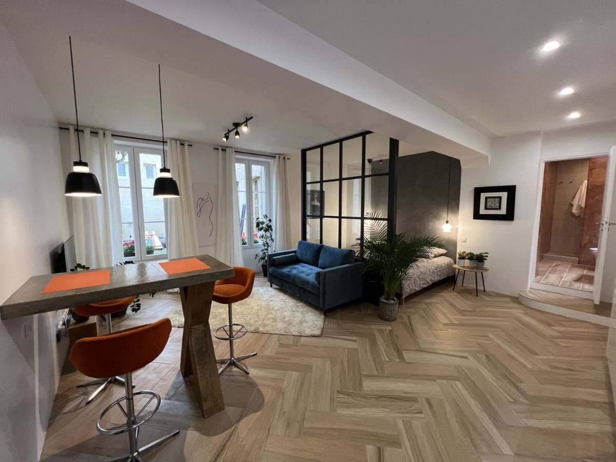 Bel Appartement Au Centre Du Vieux Жуаньї Екстер'єр фото