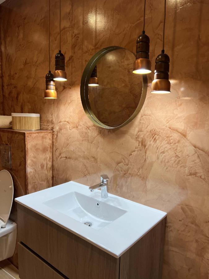 Bel Appartement Au Centre Du Vieux Жуаньї Екстер'єр фото
