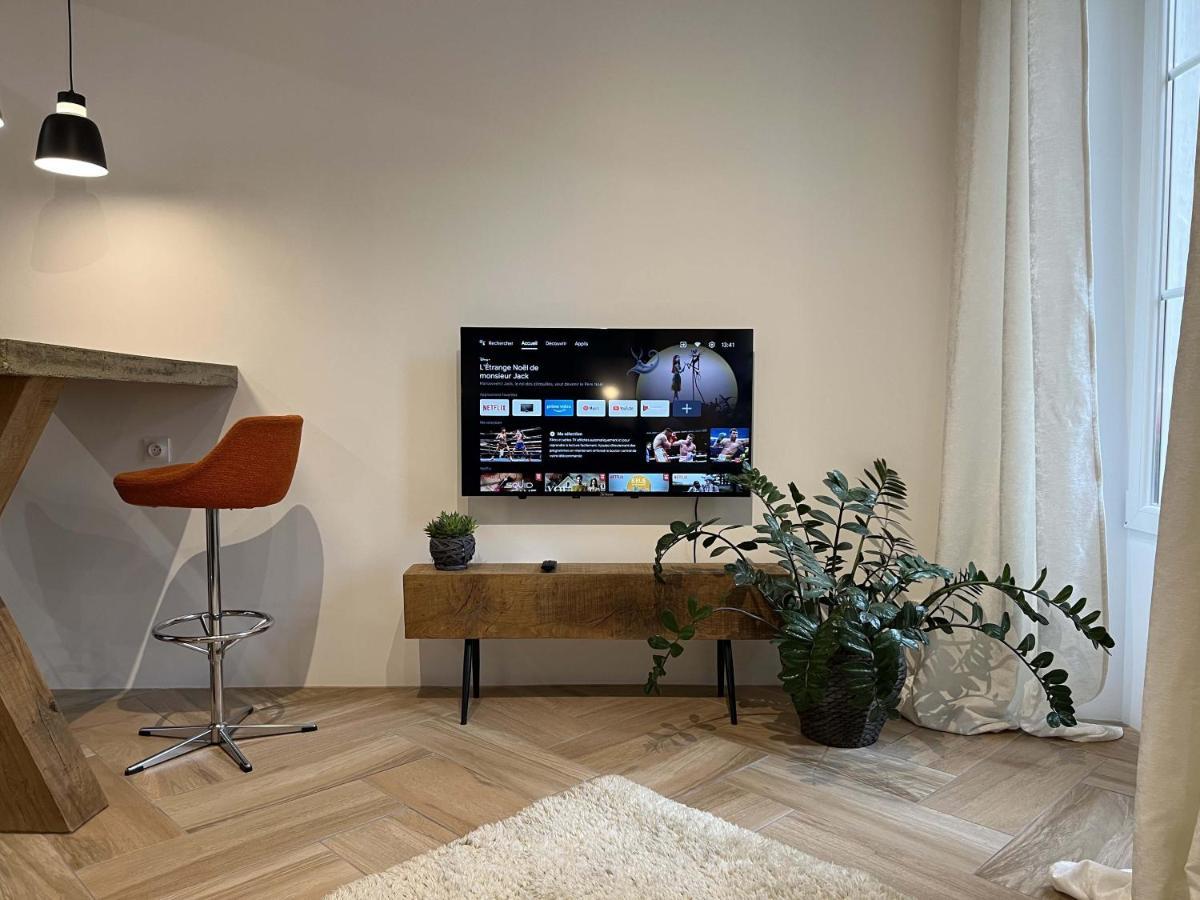Bel Appartement Au Centre Du Vieux Жуаньї Екстер'єр фото