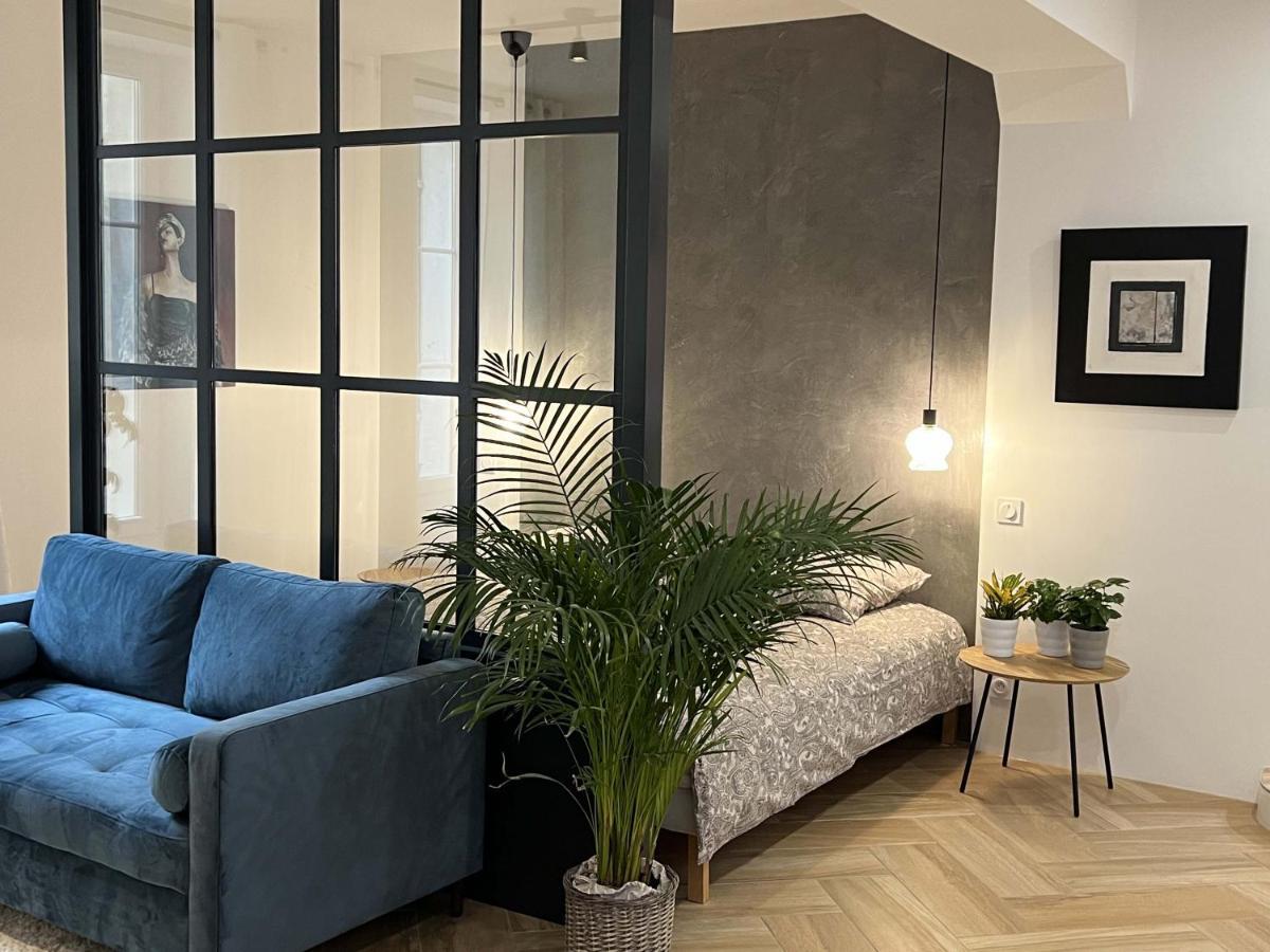 Bel Appartement Au Centre Du Vieux Жуаньї Екстер'єр фото