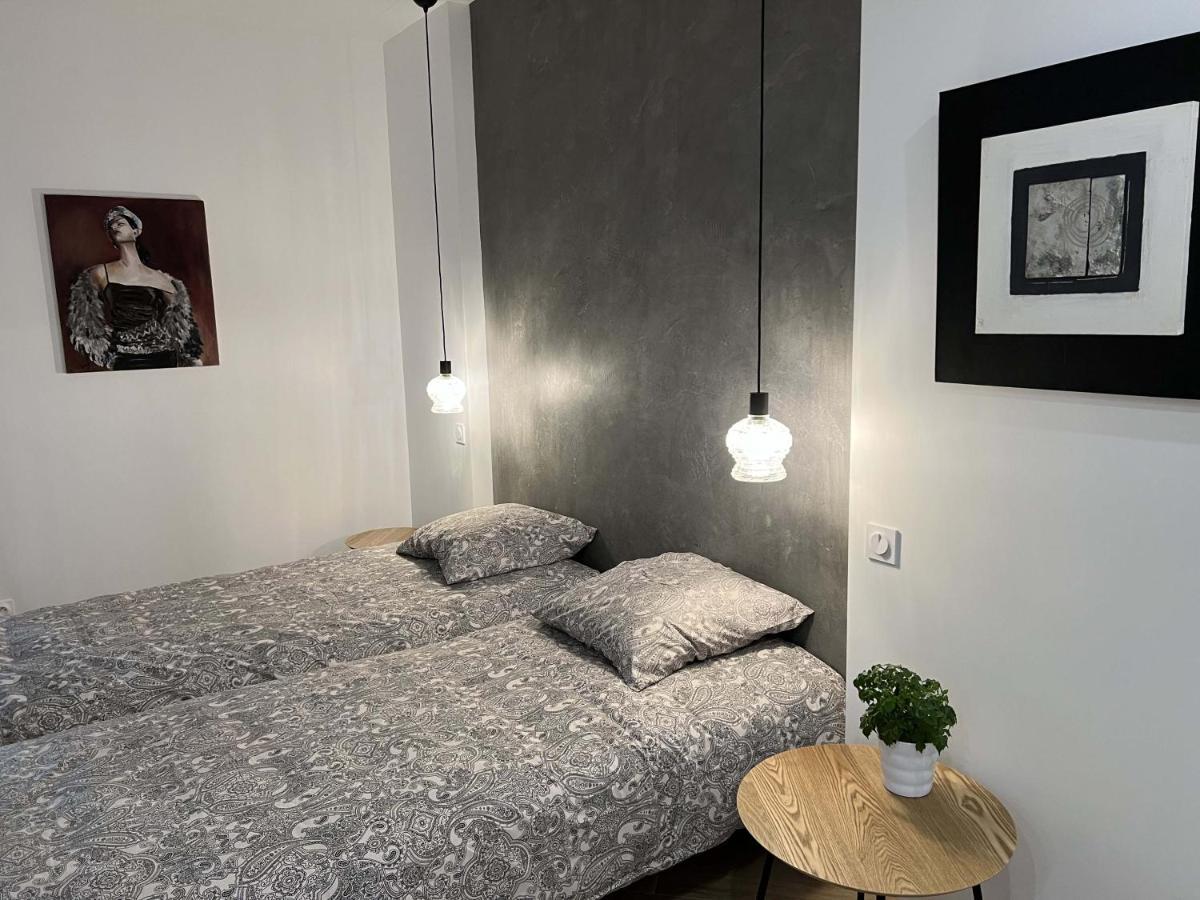 Bel Appartement Au Centre Du Vieux Жуаньї Екстер'єр фото