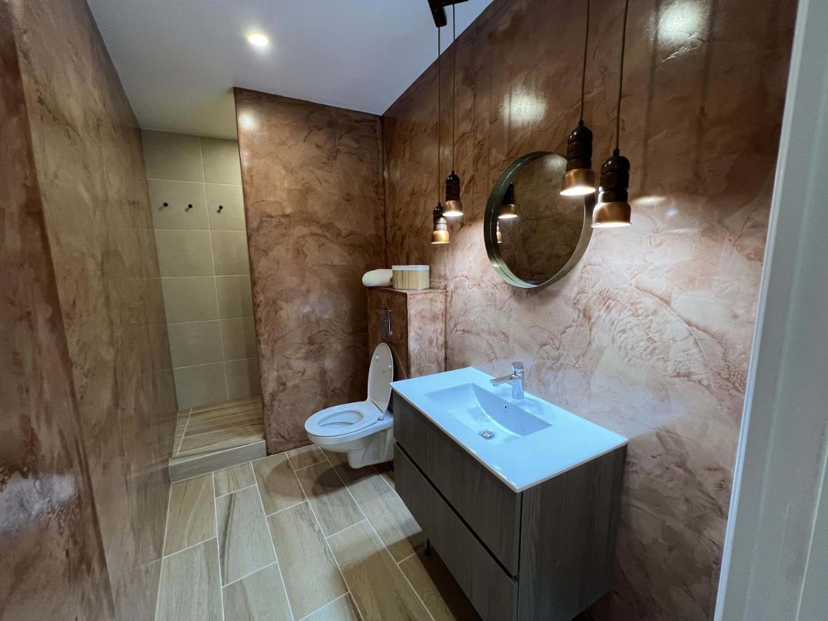 Bel Appartement Au Centre Du Vieux Жуаньї Екстер'єр фото