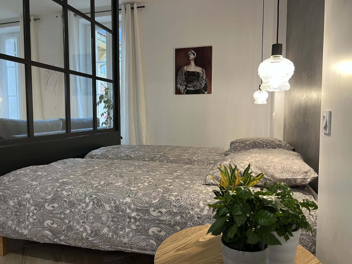 Bel Appartement Au Centre Du Vieux Жуаньї Екстер'єр фото