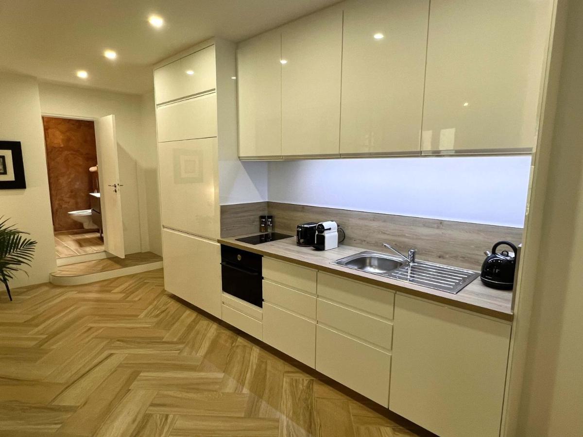 Bel Appartement Au Centre Du Vieux Жуаньї Екстер'єр фото